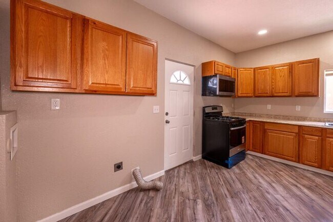 Building Photo - 2 Bed Home walking distance to College and...