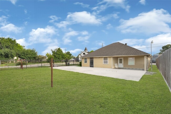 Building Photo - 8004 Mendez St
