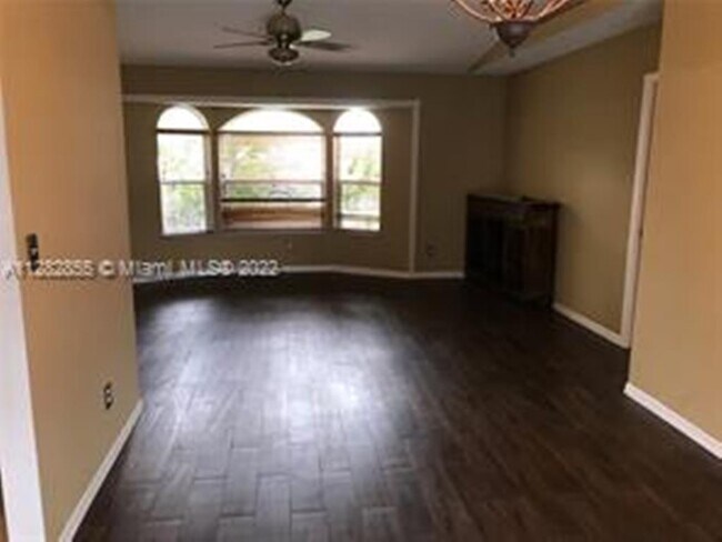 Building Photo - 527 SE Cliff Rd