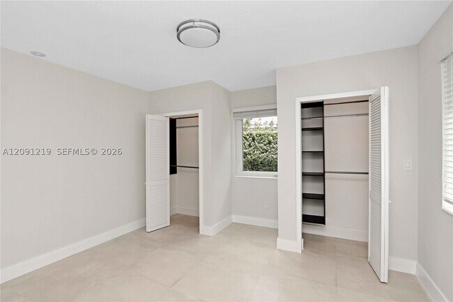 Building Photo - 930 SW 24th Ct
