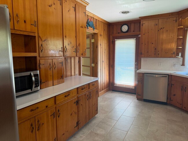 Building Photo - 302 Oak Dr