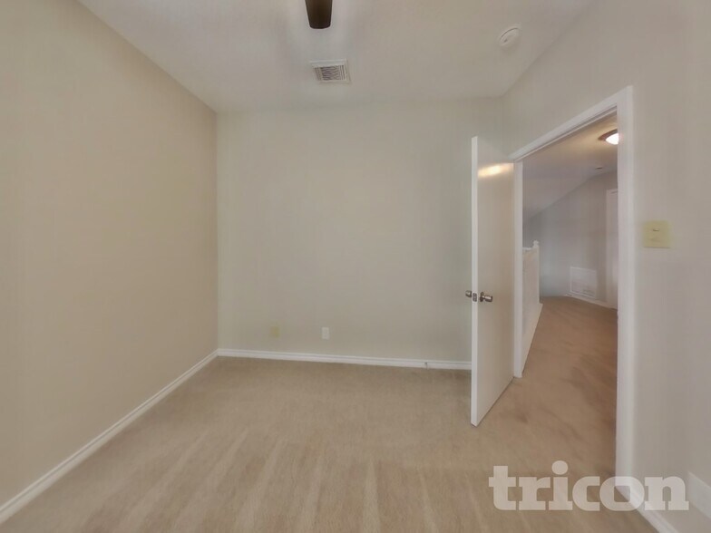 Building Photo - 305 Meandering Way