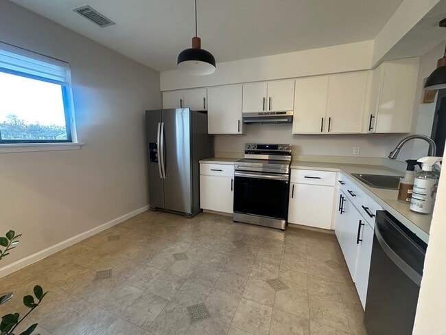 Building Photo - 66 Simsbury Landing