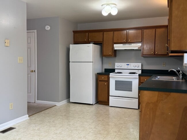 Building Photo - 2 bedroom 1.5 bath townhouse