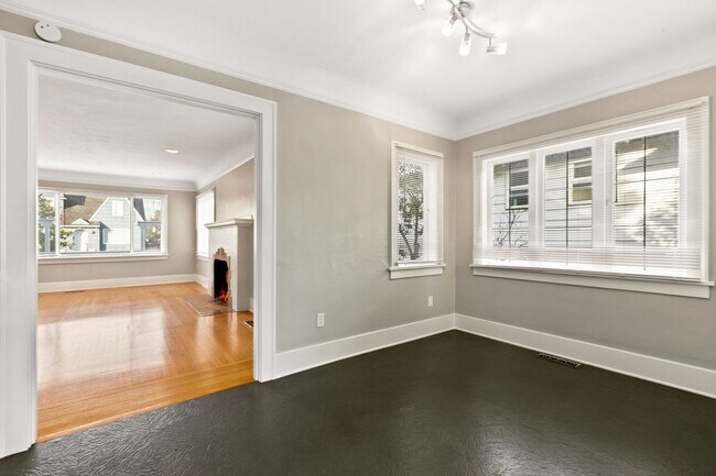 Building Photo - 4Bd/1.5Ba Seattle House