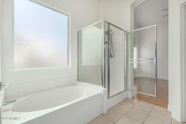 Building Photo - 8338 W Paradise Dr