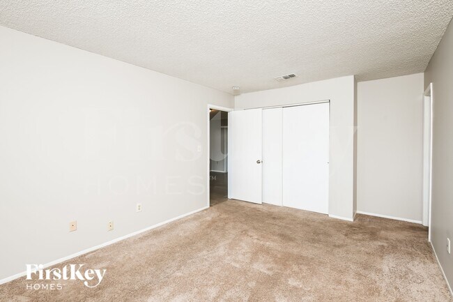 Building Photo - 2278 Hialeah St