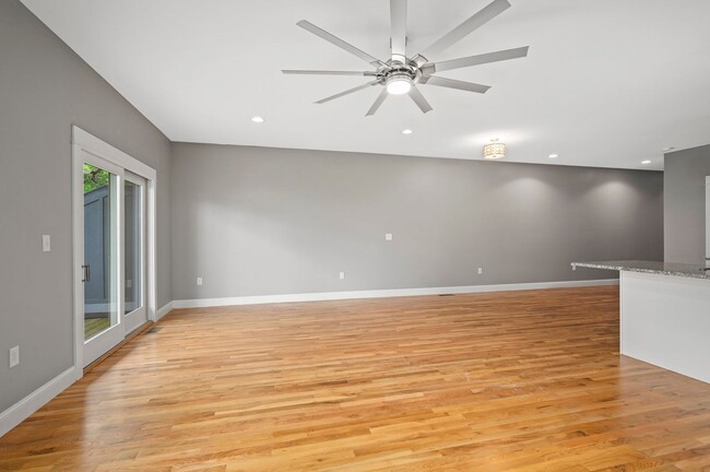 Building Photo - Beautiful & Modern 3-Bedroom Townhome near...