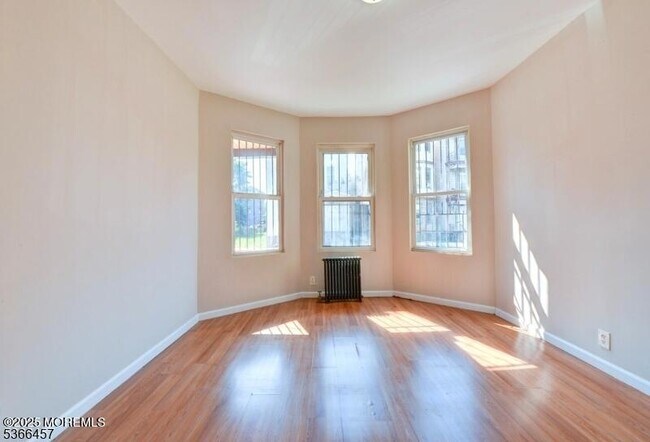 Building Photo - 307 21st St