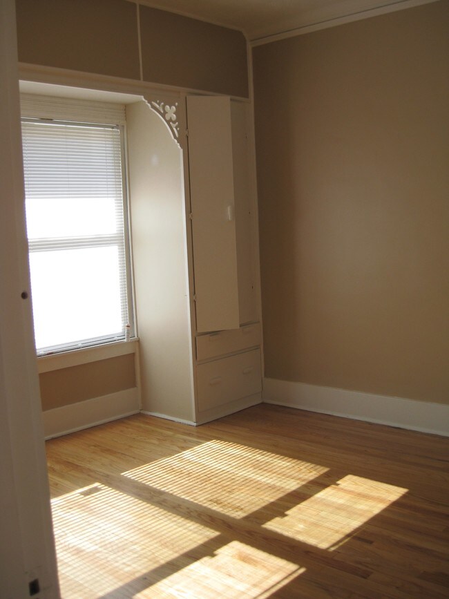 Building Photo - 2556 Vane St