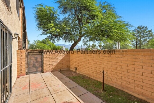 Building Photo - Spacious Three Bedroom/Three Bath Townhome