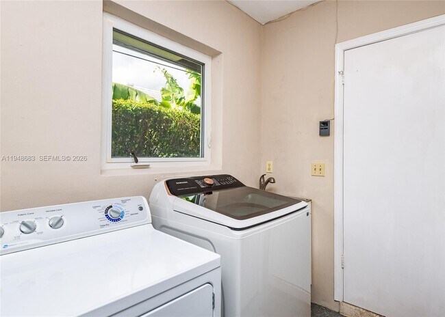 Building Photo - 709 Elm Tree Ln