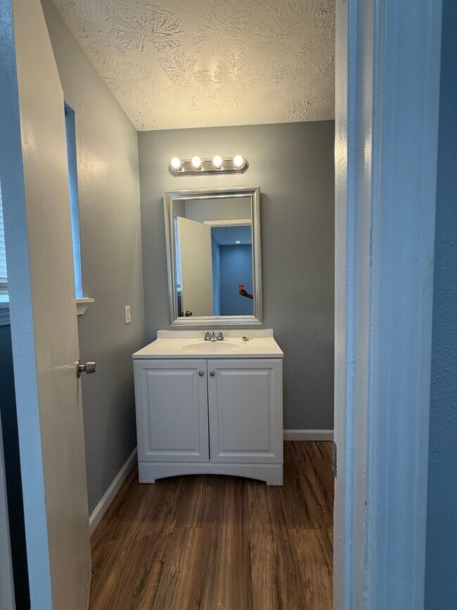Building Photo - Spacious, 2 story townhouse