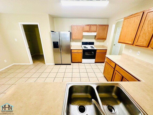 Building Photo - Looking for space, comfort, and convenienc...