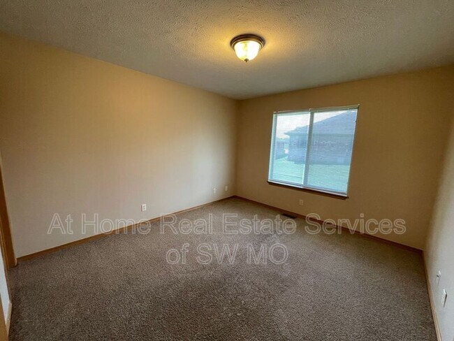 Building Photo - 4049 S Fort Ave