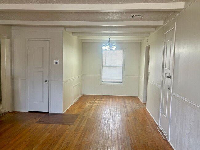 Building Photo - Three bedroom home in NW OKC