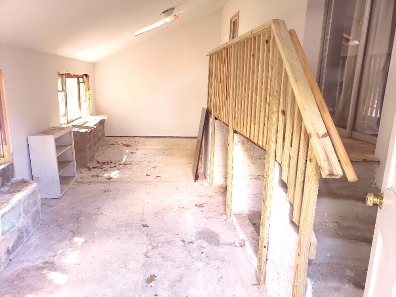 Building Photo - 137 Gabrielle St