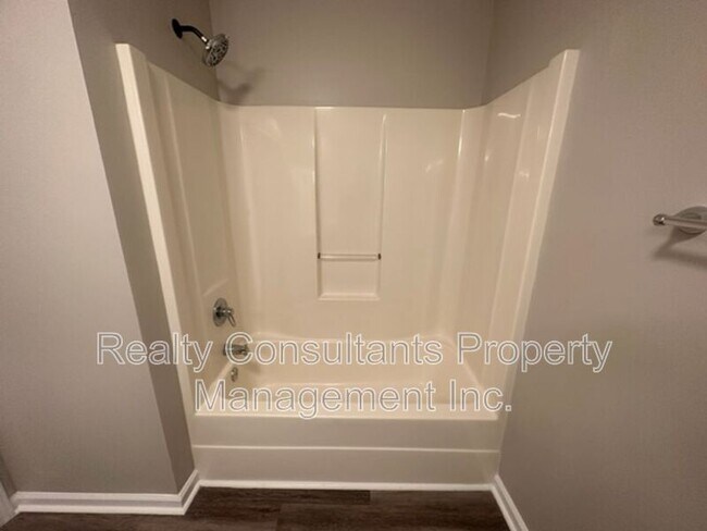 Building Photo - 800 Folly Ct