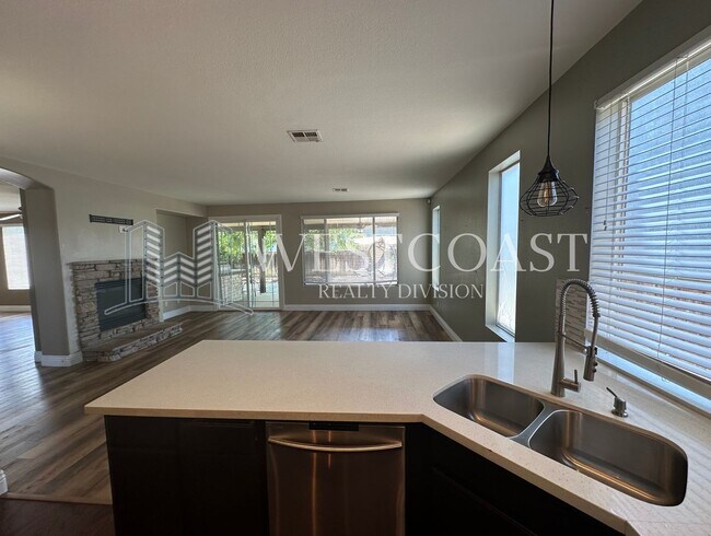 Building Photo - Bright & Spacious 4-Bed Townhome in Prime ...