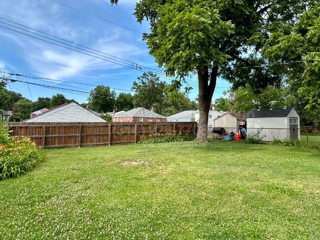 Building Photo - 9215 Meadowbrook Ln