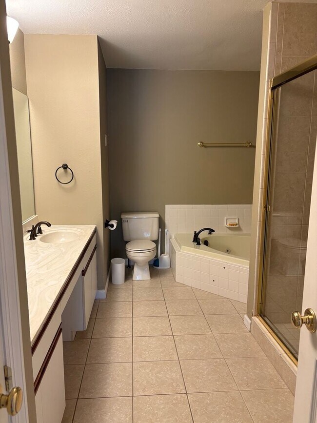 Building Photo - 1716 Highview Cir Ct