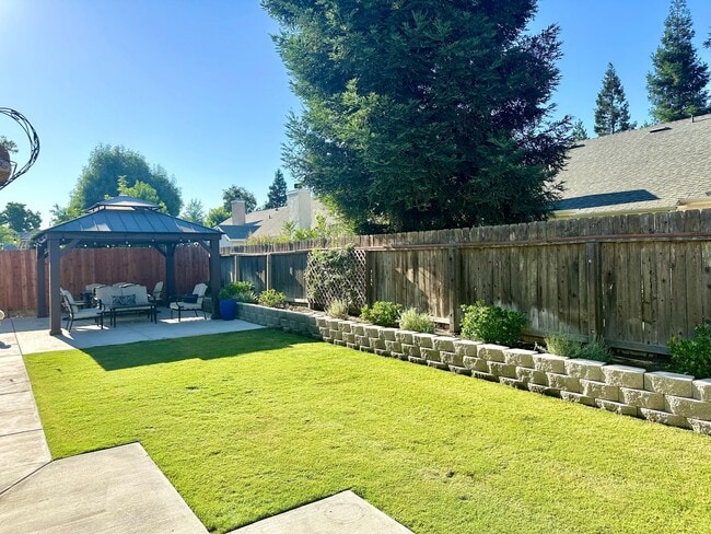 Building Photo - Updated North Fresno 3/2