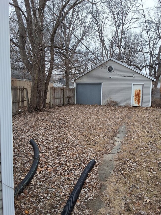 Building Photo - Welcome to this charming 2 bedroom home lo...