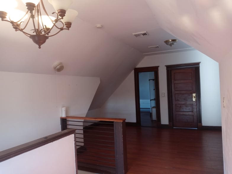 Building Photo - 261 Maple St