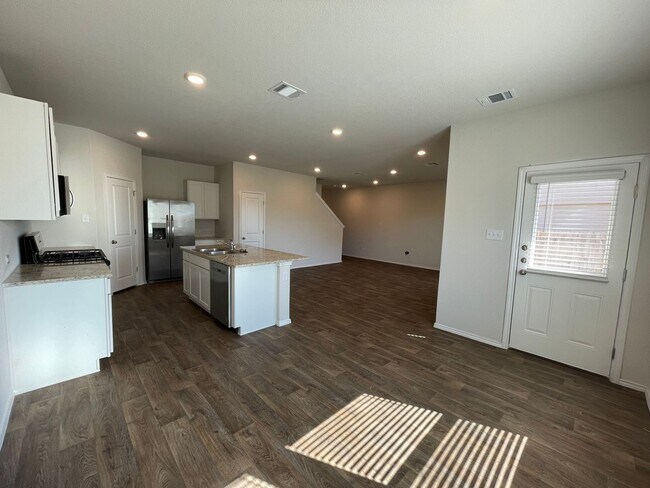 Building Photo - Beautiful 4 bedroom, 2.5 bathroom home in a great location!