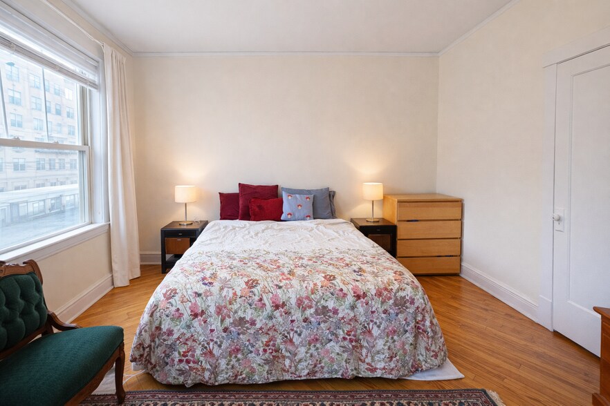 Building Photo - 2482 N Lincoln Ave