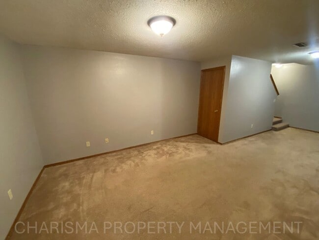 Building Photo - 4 BEDROOM, 2 BATH HOME IN EAST SIOUX FALLS! DOUBLE ATTACHED GARAGE! FENCED IN BACKYARD!