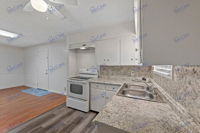 Building Photo - 3532 Hilton Dr