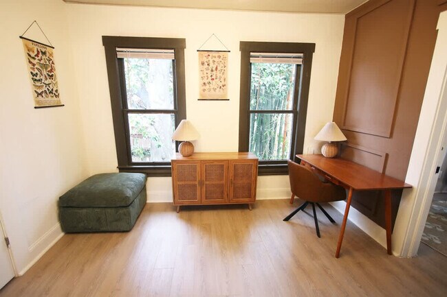 Building Photo - 102 W Emma St