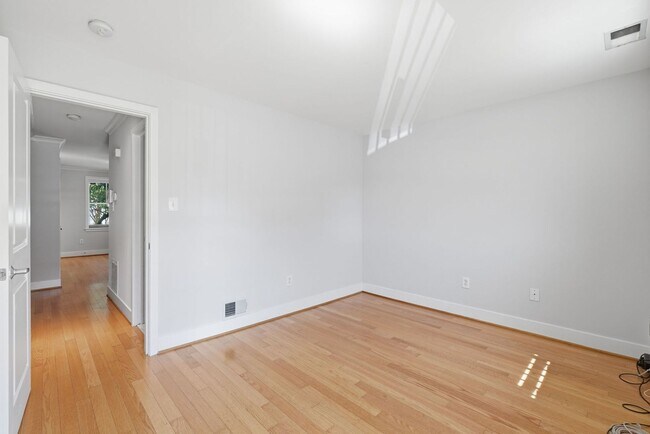 Building Photo - 1BR in the Heart of Logan Circle