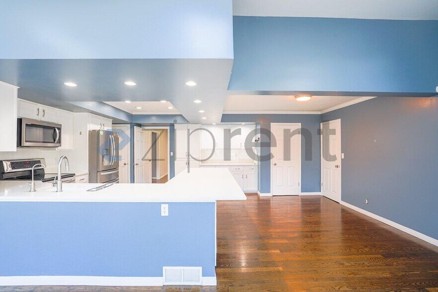 Building Photo - Unit