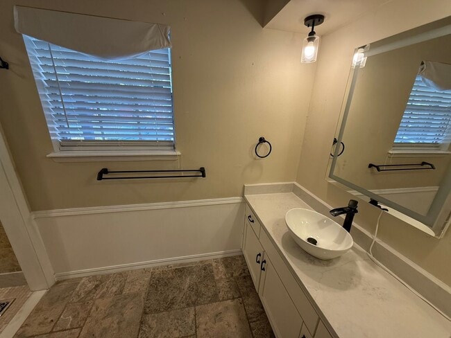 Building Photo - SPACIOUS HOME FOR RENT IN SUNGATE!