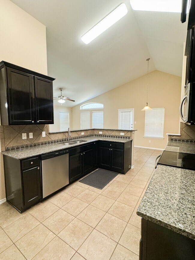 Building Photo - Perfect location! 4/2 home!
