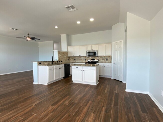 Building Photo - UPDATED 4 BEDROOM IN COQUINA BAY!