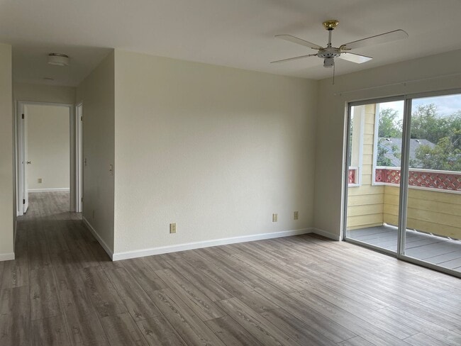 Building Photo - Bello, Erik