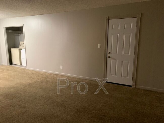 Building Photo - 2037 S River St