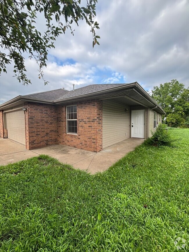 Building Photo - Recently remodeled 3 bedroom 2 full bathro...