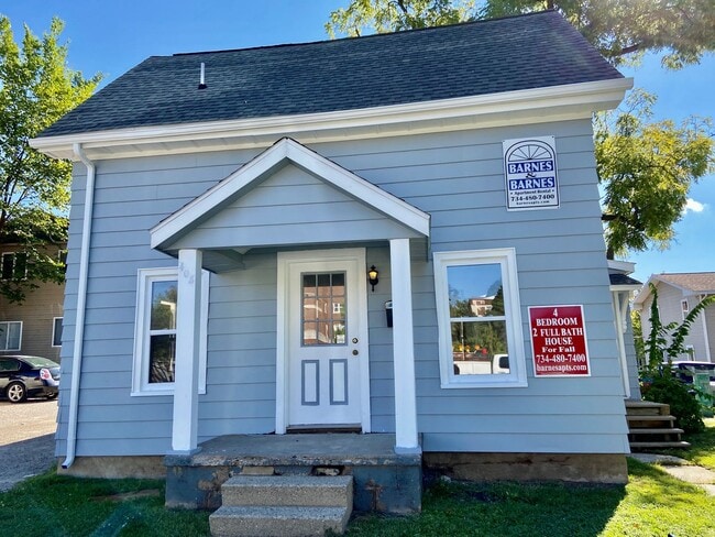 Building Photo - Four Bedroom, Two Full Bathroom - Steps to EMU's Campus