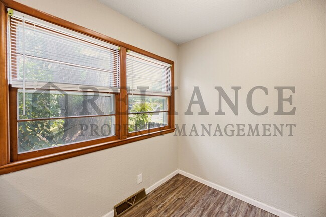 Building Photo - 841 N Country Acres Ave