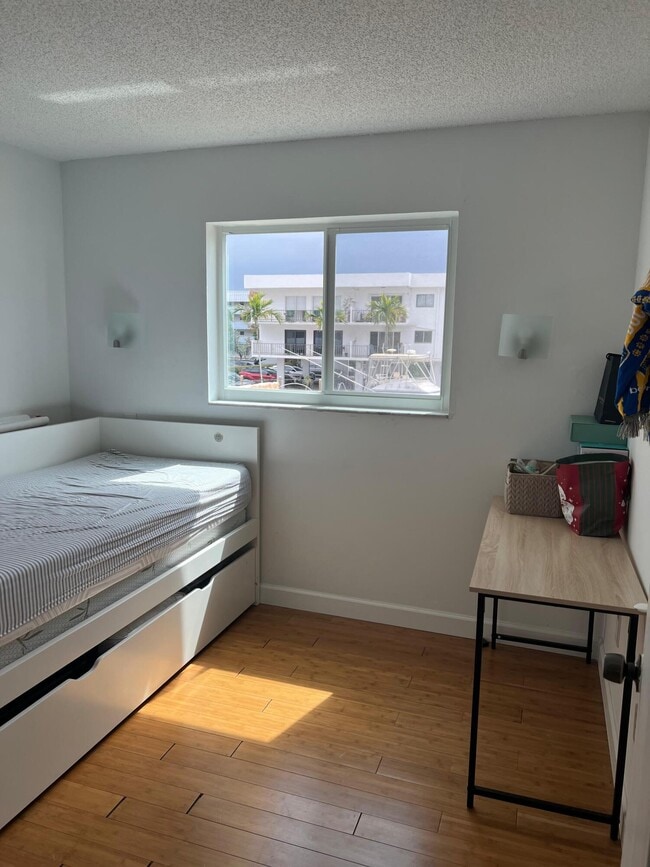 Building Photo - 3522 NE 171 St