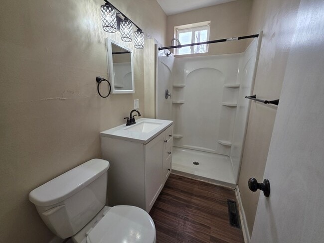 Building Photo - 424 W 8th St