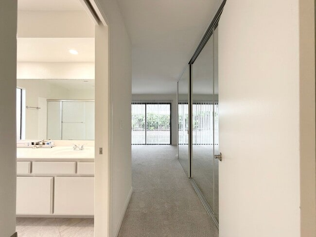 Building Photo - Centrally Located Single Level in Oceanside!