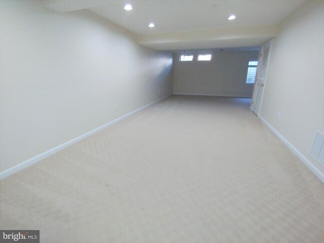 Building Photo - 912 Glaze Ct