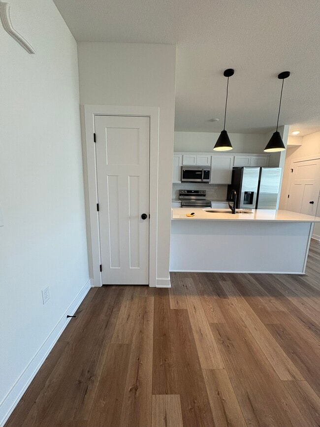 Building Photo - 230 Nw Waverly Dr