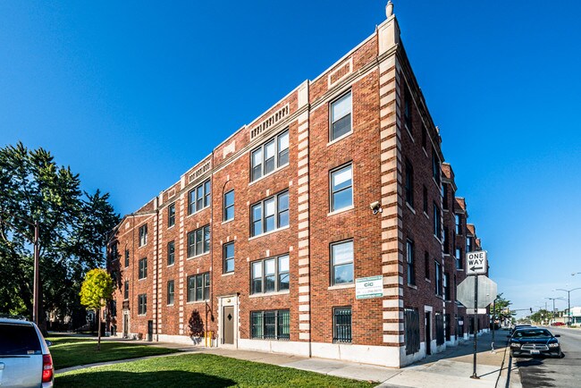 Building Photo - 330 N Pine