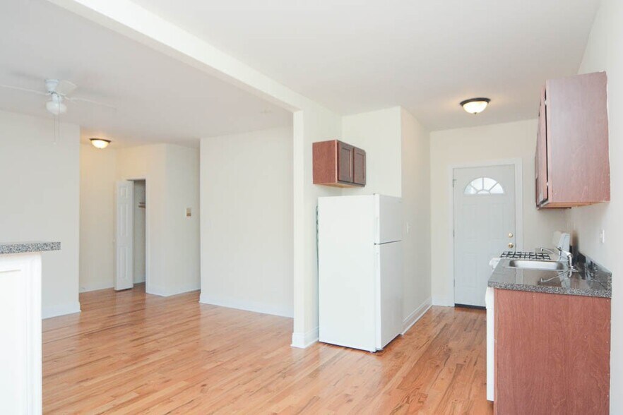 Building Photo - 629 W Cornelia Ave